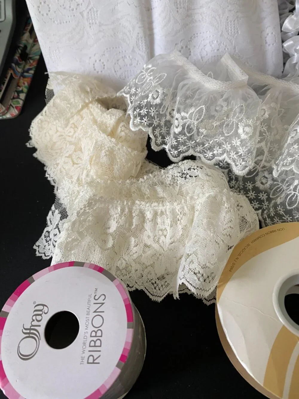 BEAUTIFUL BRIDAL/WEDDING LACE BOLTS LGE VARIETY GOOD FOR CRAFTS, CORSAGES, ETC